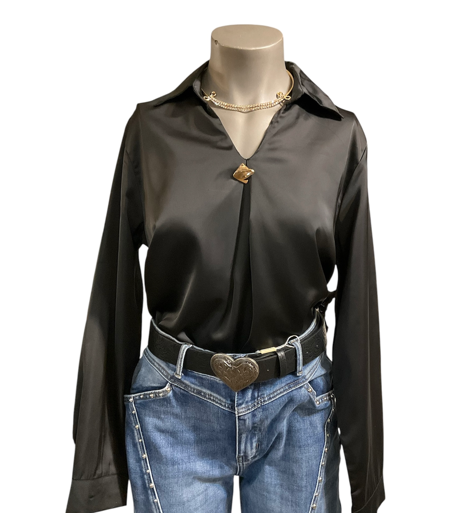 BLUSA SATINADA CON BOTON 