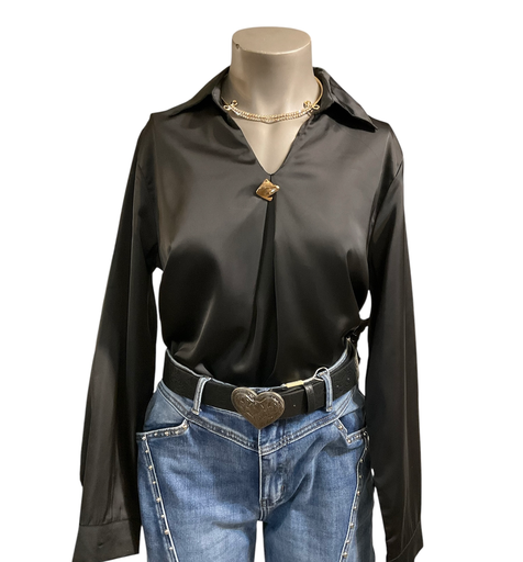 BLUSA SATINADA CON BOTON 